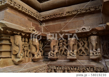 インドのカジュラーホー 世界遺産のカジュラーホー寺院 美しい彫刻の建築物 インドのカジュラーホー 世界遺産のカジュラーホー寺院 美しい彫刻の建築物 58019230