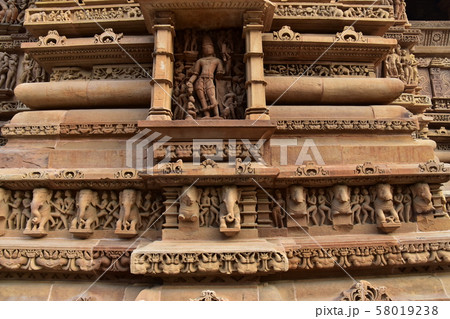 インドのカジュラーホー 世界遺産のカジュラーホー寺院 美しい彫刻の建築物 インドのカジュラーホー 世界遺産のカジュラーホー寺院 美しい彫刻の建築物 58019238