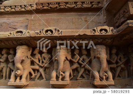 インドのカジュラーホー　世界遺産のカジュラーホー寺院　美しい彫刻の建築物 58019293