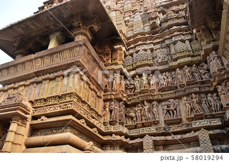 インドのカジュラーホー 世界遺産のカジュラーホー寺院 美しい彫刻の建築物 インドのカジュラーホー 世界遺産のカジュラーホー寺院 美しい彫刻の建築物 58019294
