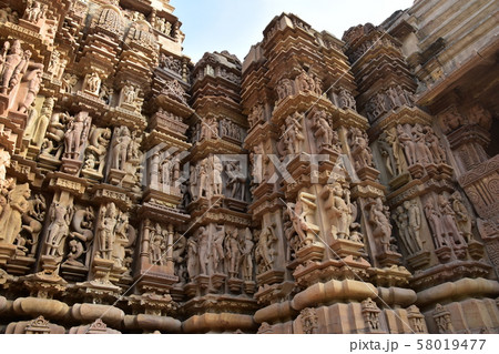 インドのカジュラーホー　世界遺産のカジュラーホー寺院　美しい彫刻の建築物 58019477