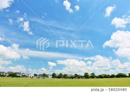 爽やかな青空の公園 58020480