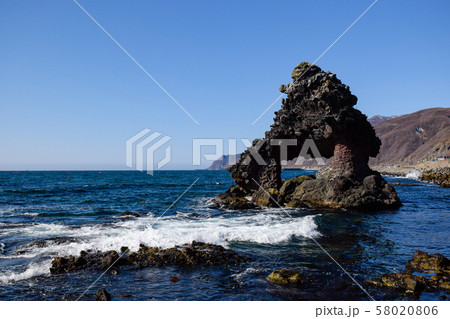 北海道せたな町の窓岩 58020806