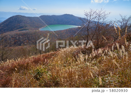 群馬県赤城山の地蔵岳山頂付近から小沼を見る 58020930