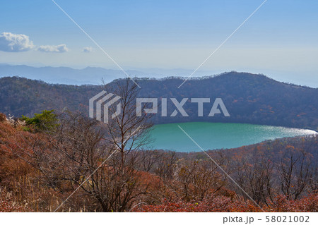 群馬県赤城山の地蔵岳山頂付近から小沼を見る 58021002