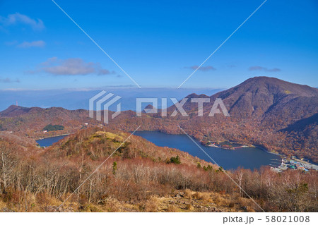 秋の赤城山 地蔵岳山頂から北側の小黒檜山と大沼方面を見る 58021008