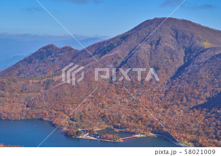 秋の赤城山 地蔵岳山頂から黒檜山、小黒檜山と大沼方面を見る 58021009