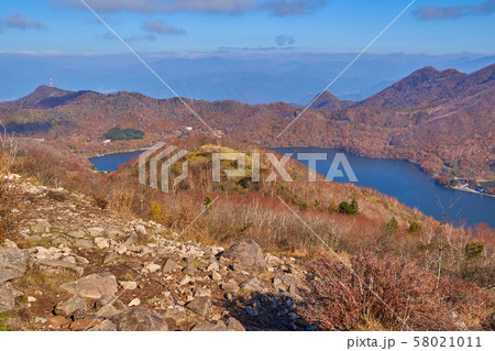 秋の赤城山 地蔵岳山頂から北側の小黒檜山と大沼方面を見る 秋の赤城山 地蔵岳山頂から北側の小黒檜山と大沼方面を見る 58021011
