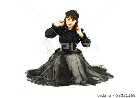 ゴスロリのコスプレをする女性 58021269
