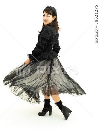 ゴスロリのコスプレをする女性 58021275