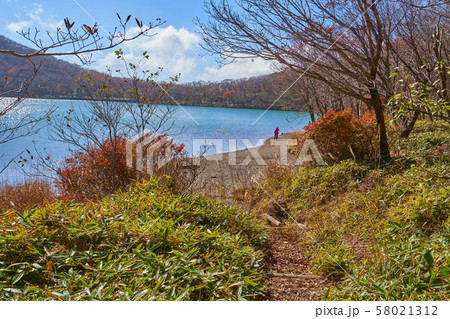 秋の群馬県赤城山の小沼北側湖畔から南東側(長七郎山方面)を見る 58021312