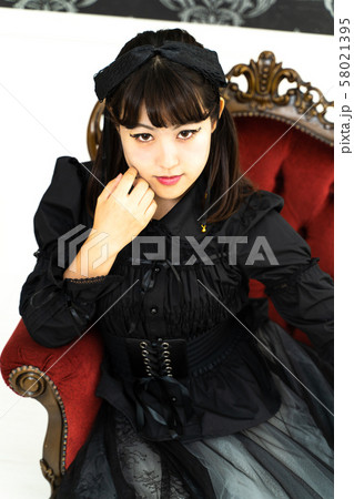 ゴスロリのコスプレをして椅子に座る女性 ゴスロリのコスプレをして椅子に座る女性 58021395