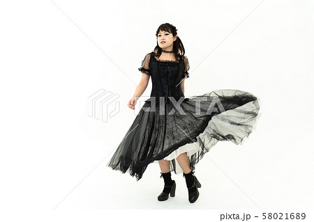 ゴスロリのコスプレをする女性 58021689