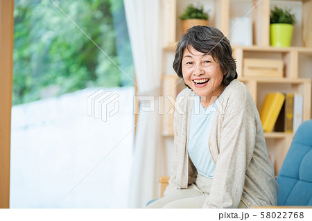 シニア女性のポートレート　シルバー世代　高齢者　女性　ポートレート 58022768