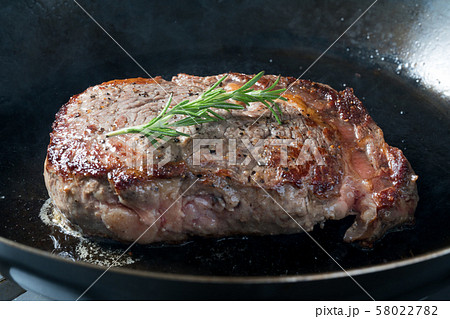 ステーキ肉をソテーする ステーキ肉をソテーする 58022782