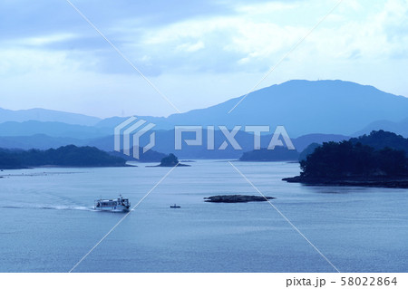夕暮れ時の天草の海の風景 夕暮れ時の天草の海の風景 58022864