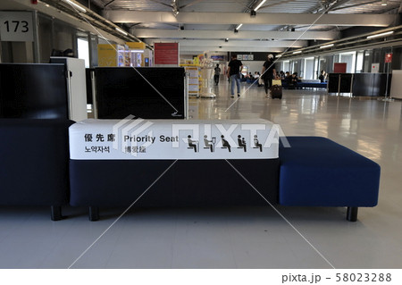 成田空港　ターミナルの優先席 58023288