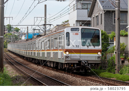 東京メトロ7000系　東急東横線　東白楽駅 58023795
