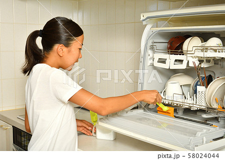 食洗器で食器を洗浄する女の子 58024044