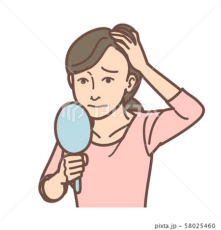 鏡で髪を気にする女性 58025460