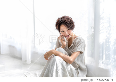 スマートフォンを使う若い女性 58025614