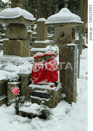 雪の高野山参道 雪の高野山参道 58025905