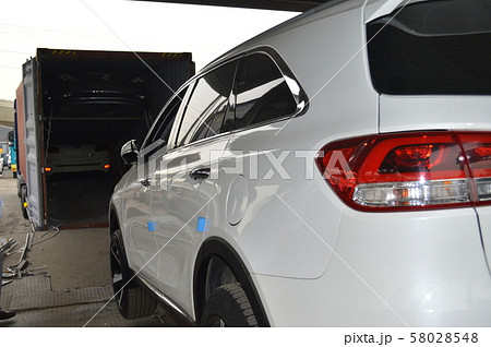 韓国、仁川、コンテナに積み込まれる中古車 58028548