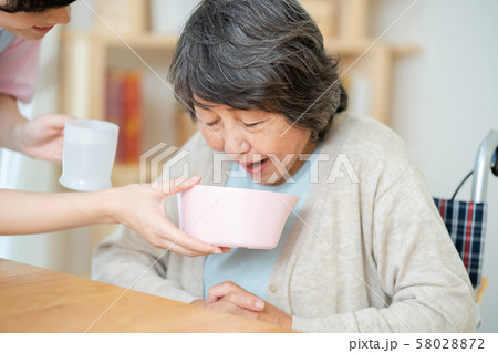 介護イメージ　シニア　デイケア　介護福祉士　老人ホーム 58028872
