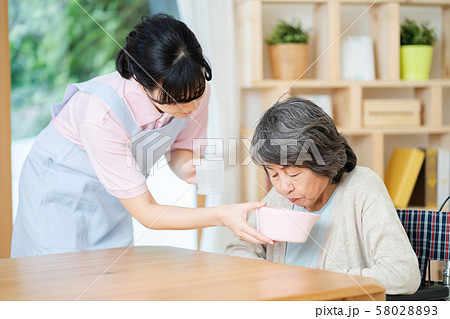 介護イメージ　シニア　デイケア　介護福祉士　老人ホーム 58028893