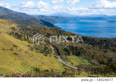 秋の美幌峠から見た屈斜路湖（北海道・弟子屈町） 58028977