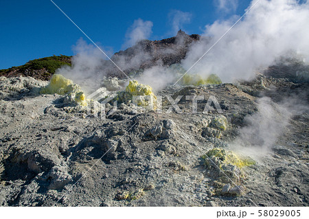 秋の道東・噴煙が吹き上がる硫黄山（アトサヌプリ）（北海道・弟子屈町） 58029005