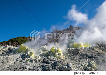 秋の道東・噴煙が吹き上がる硫黄山（アトサヌプリ）（北海道・弟子屈町） 58029006