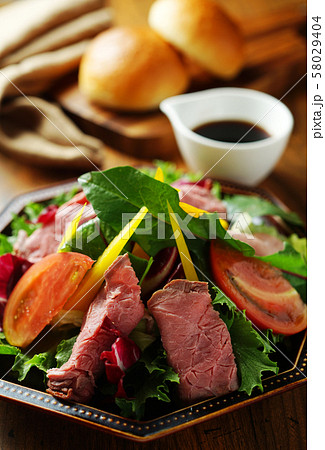 ローストビーフ・サラダ 58029404