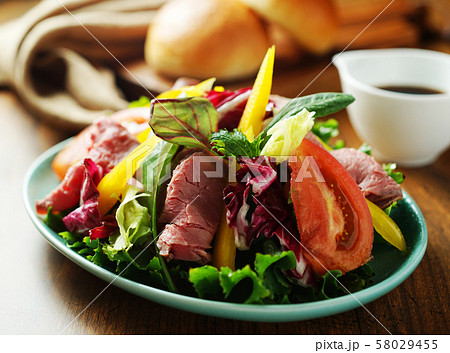 ローストビーフ・サラダ 58029455