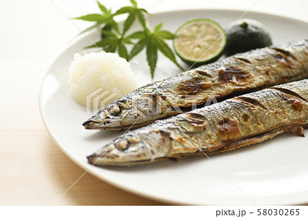 サンマ 秋刀魚 さんま 秋 焼き魚 大根おろし カボス ダイコン 季節 秋の味覚 塩焼きの写真素材