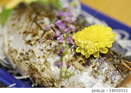シソの花 紫蘇の花 エディブルフラワー 焼き魚 サバ 焼鯖 和食 花の写真素材