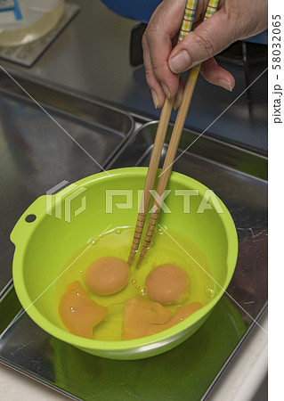 【たまご焼き作り】 58032065