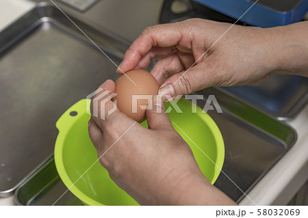 【たまご焼き作り】 【たまご焼き作り】 58032069