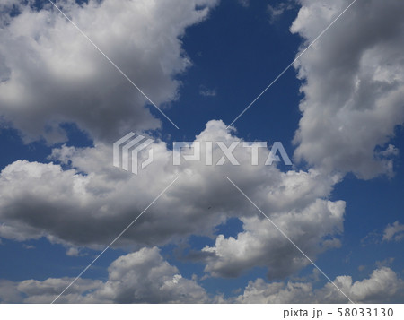 空に雲 58033130