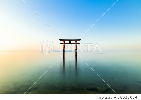 琵琶湖　白髭神社　朝景 58035054