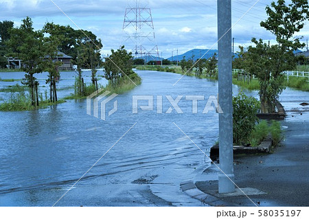 ゲリラ豪雨 58035197