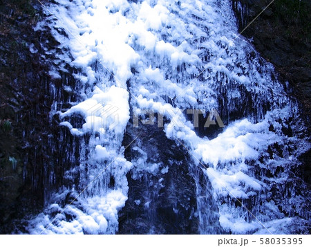 払沢の滝　完全氷結 58035395