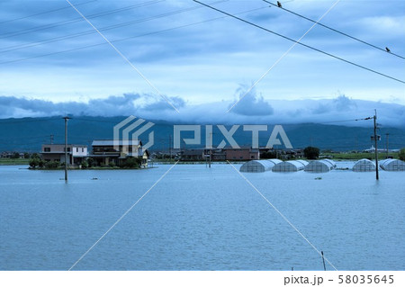 河川氾濫 河川氾濫 58035645