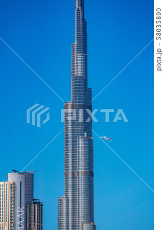 ドバイ・ブルジュ・ハリファと飛行機 ドバイ・ブルジュ・ハリファと飛行機 58035890
