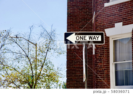 海外のOne way 道路標識のある風景 海外のOne way 道路標識のある風景 58036071