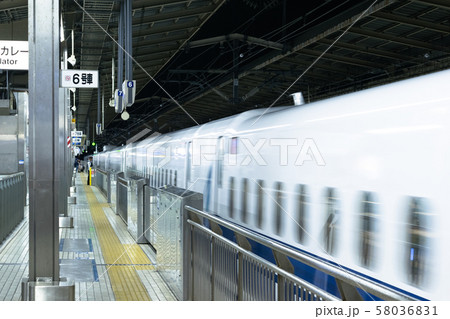 新横浜駅を出発するひかり530号 58036831