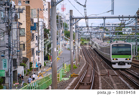 日本の東京都市景観 駒込ー田端間・駒込(手前)から中里付近を通過する山手線などを望む(奥が田端方向) 日本の東京都市景観 駒込ー田端間・駒込(手前)から中里付近を通過する山手線などを望む(奥が田端方向) 58039458