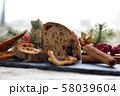 クリスマスのカンパーニュとラスク 58039604