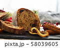クリスマスのカンパーニュとラスク 58039605