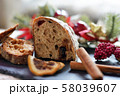 クリスマスのカンパーニュとラスク 58039607